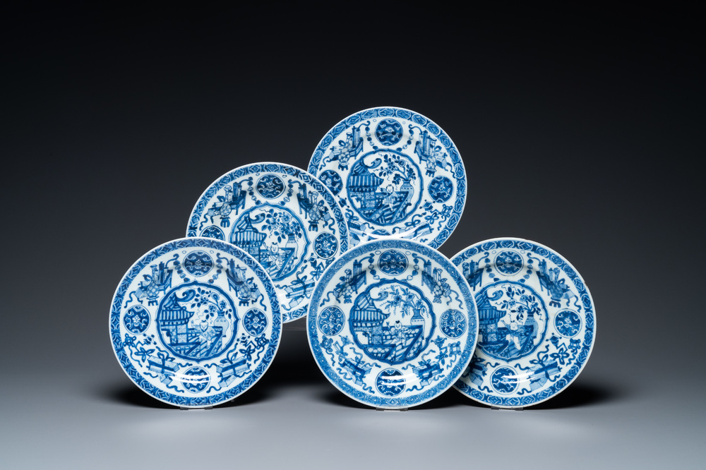 Vijf Chinese blauw-witte borden met 'zotjes', Kangxi