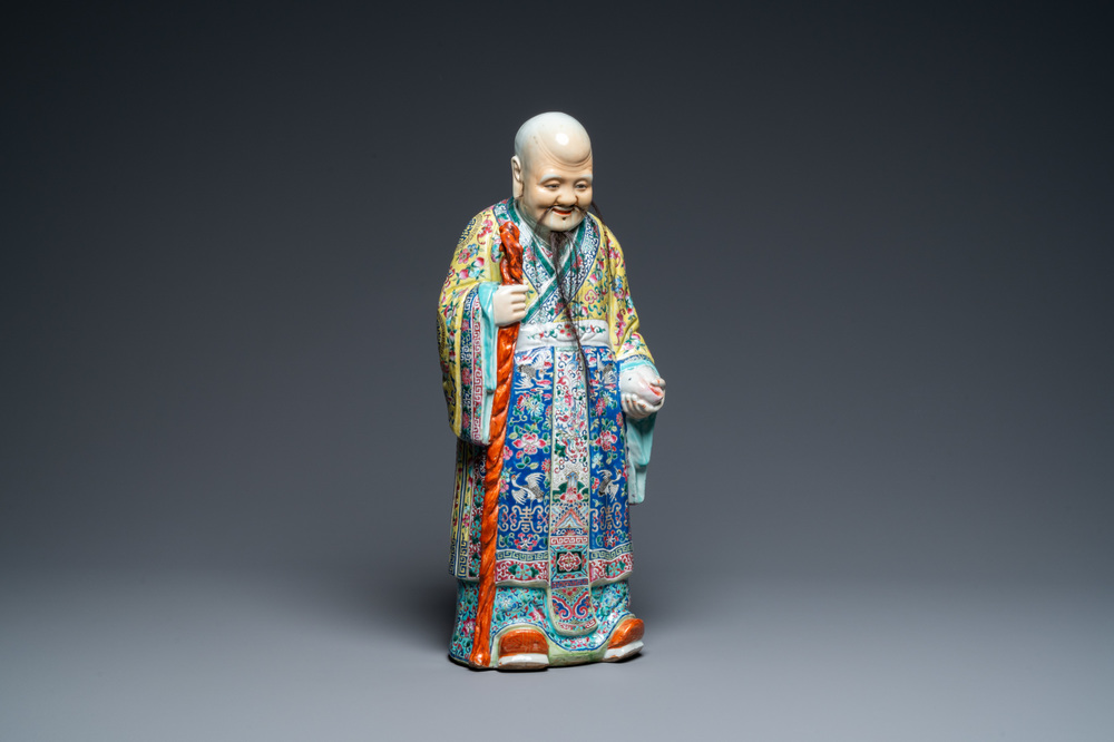 Une figure du Dieu d'&eacute;toiles 'Shou' en porcelaine de Chine famille rose, 19&egrave;me