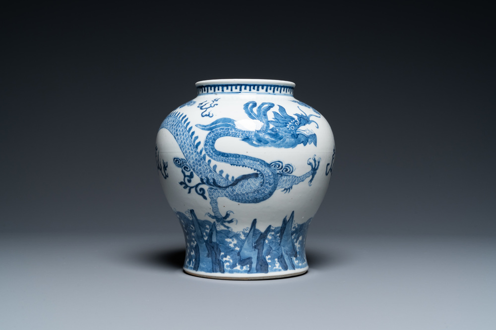 Un vase en porcelaine de Chine en bleu et blanc &agrave; d&eacute;cor de d'un dragon, 19&egrave;me