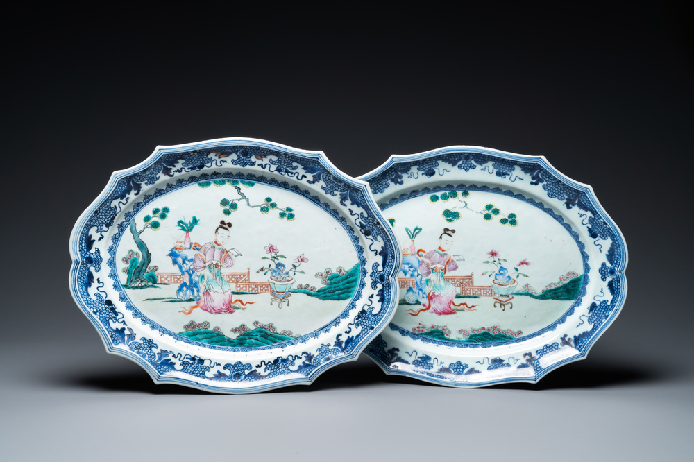 Une paire de plats de forme ovale en porcelaine de Chine famille rose, Qianlong