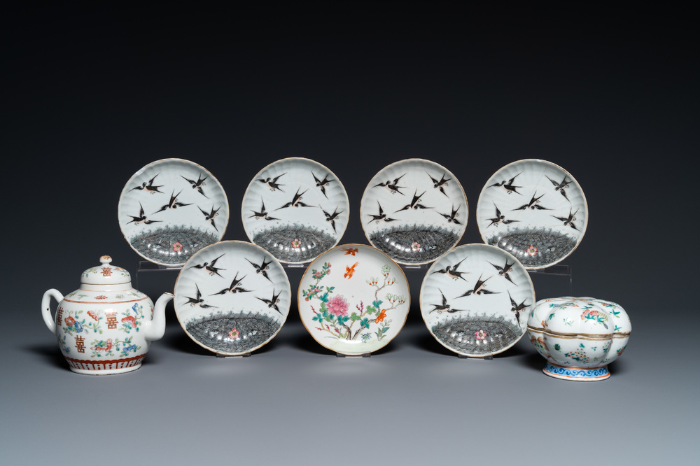Zeven Chinese famille rose schotels, een theepot en een dekseldoos, 19e eeuw