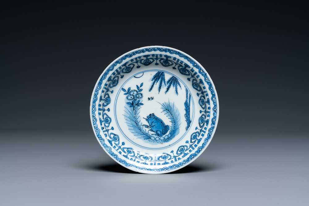Een Chinees blauw-wit 'kikker' bordje, Jiajing or Wanli