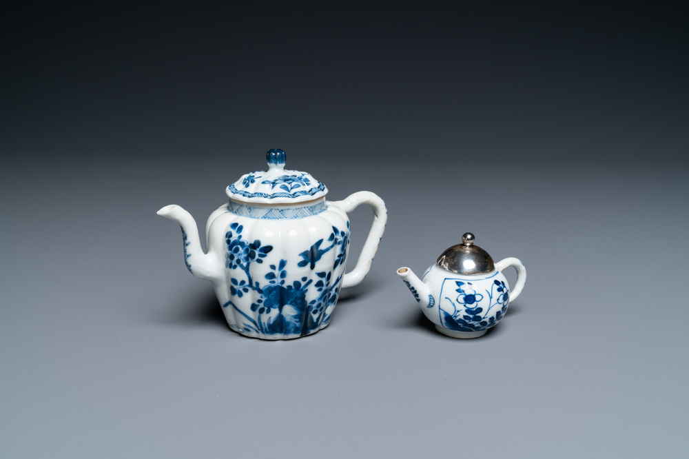 Twee Chinese blauw-witte theepotten, Kangxi/Qianlong