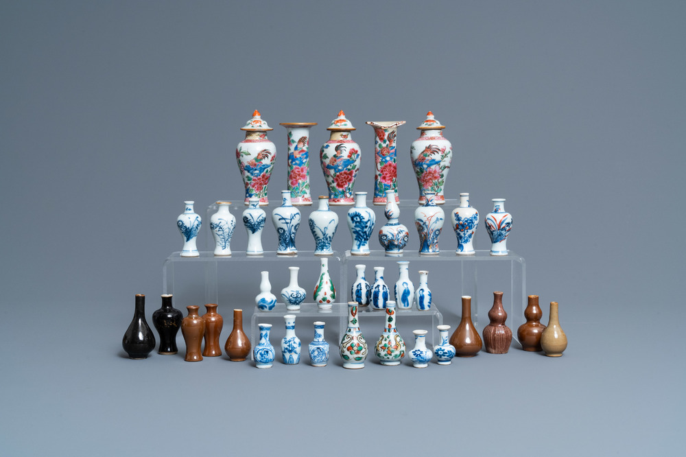 Achtendertig Chinese blauw-witte, famille rose en monochrome miniatuur vaasjes, Kangxi/Qianlong