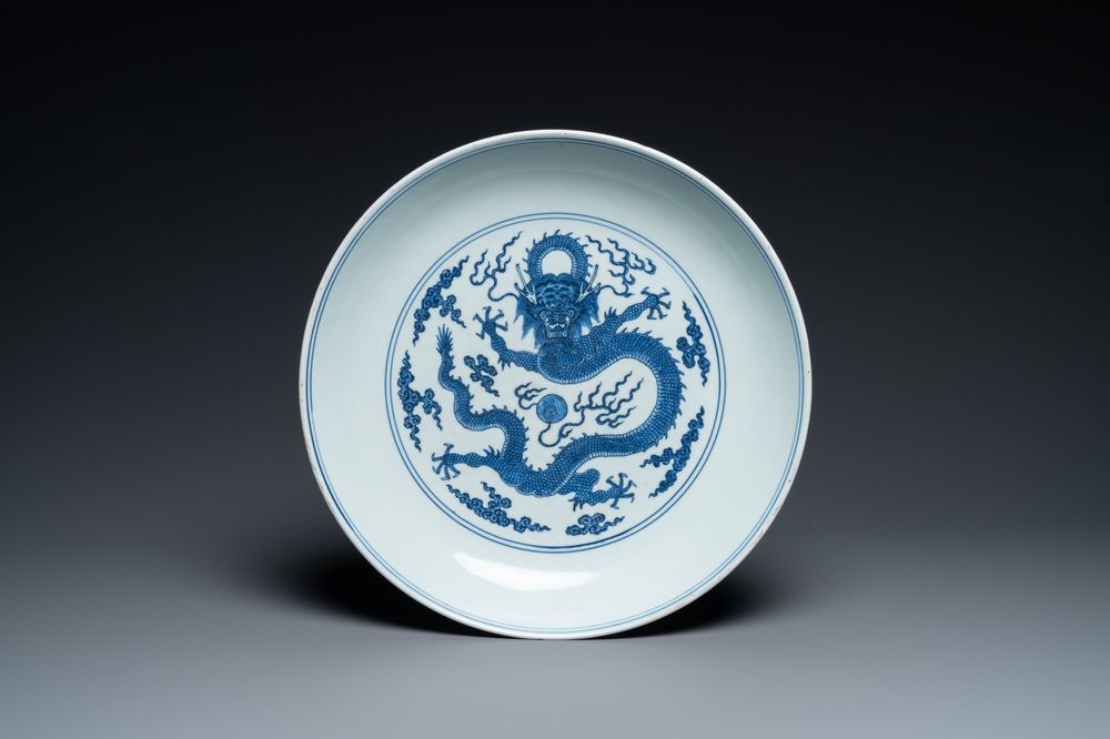 Un plat en porcelaine de Chine en bleu et blanc &agrave; d&eacute;cor d'un dragon, Qianlong