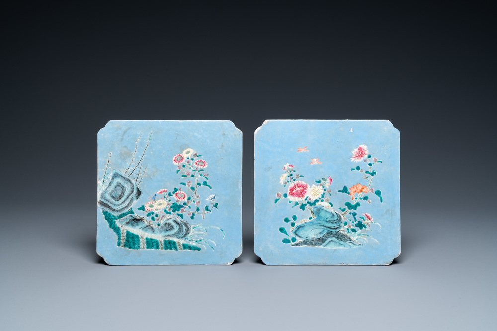 Twee Chinese famille rose plaquettes met lavendelblauwe fondkleur, 19e eeuw