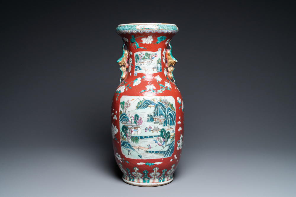 Un vase en porcelaine de Chine famille rose &agrave; fond rouge de rubis, 19&egrave;me