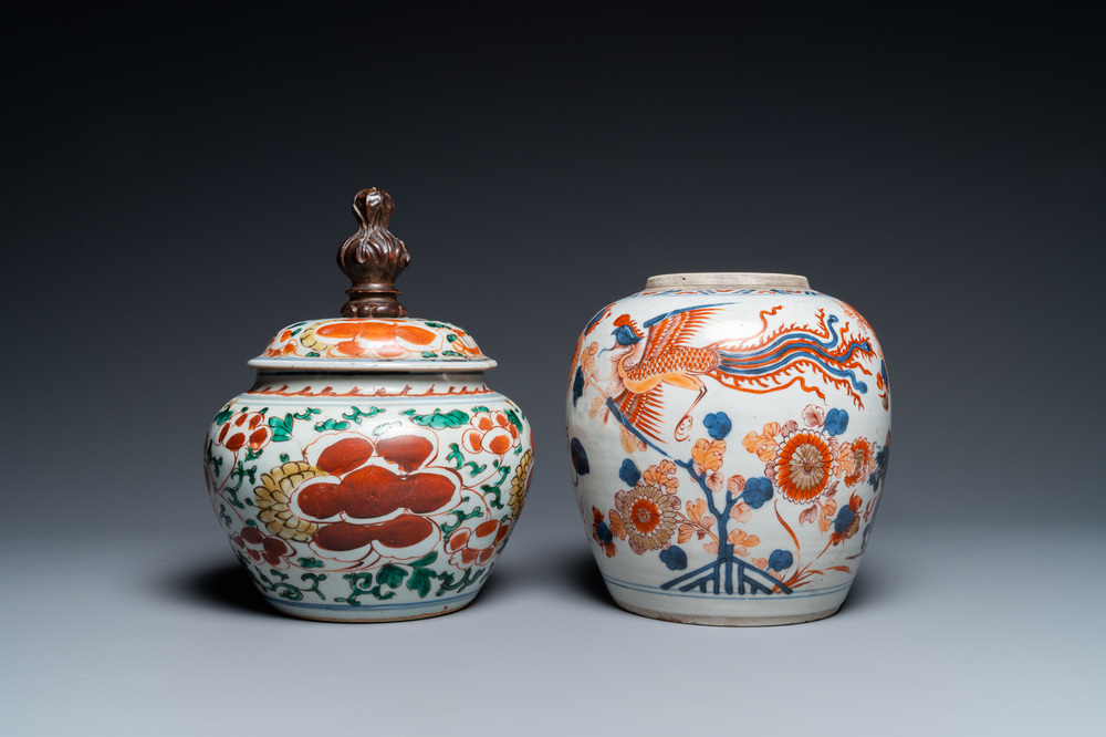 Een Chinese Imari-stijl pot en een wucai dekselkom, Kangxi en Transitie periode