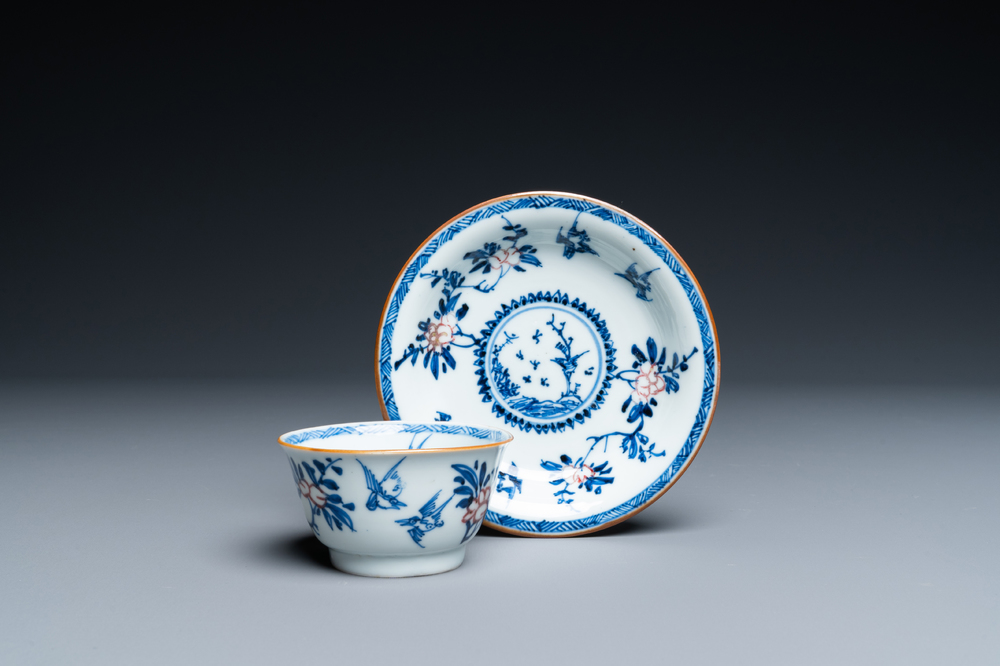 Une tasse et soucoupe en porcelaine de Chine en bleu, blanc et rouge de cuivre, Kangxi