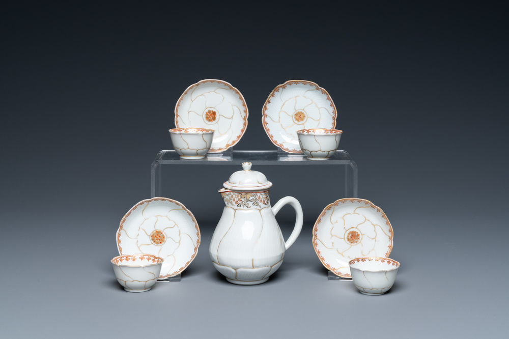 Quatre tasses et soucoupes et une verseuse couverte en porcelaine de Chine en rouge de fer et dor&eacute;, Yongzheng/Qianlong