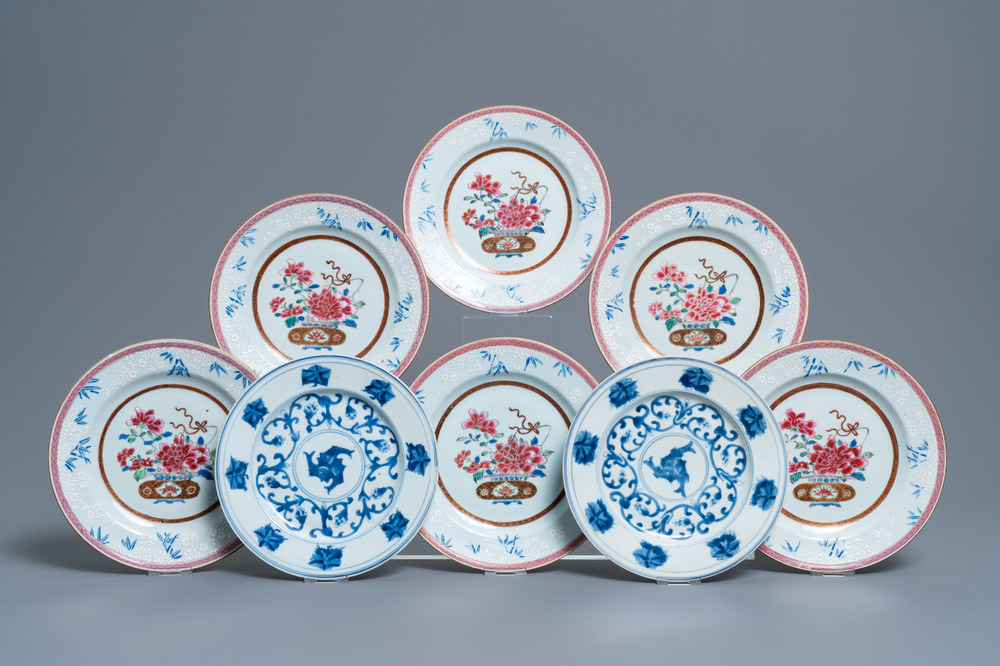 Six assiettes en porcelaine de Chine famille rose et une paire en bleu et blanc, Kangxi/Qianlong