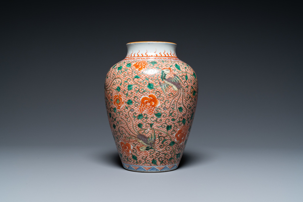 Un vase en porcelaine de Chine wucai &agrave; d&eacute;cor de ph&eacute;nix, 19&egrave;me