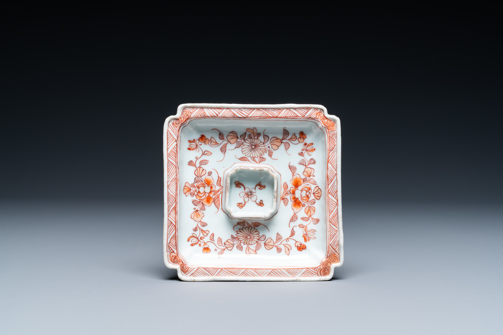 Une trembleuse en porcelaine de Chine &agrave; d&eacute;cor floral en rouge de fer, marque de Jiajing, Kangxi