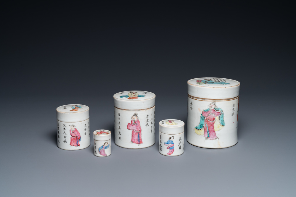 Cinq bo&icirc;tes couvertes en porcelaine de Chine famille rose &agrave; d&eacute;cor 'Wu Shuang Pu', 19&egrave;me