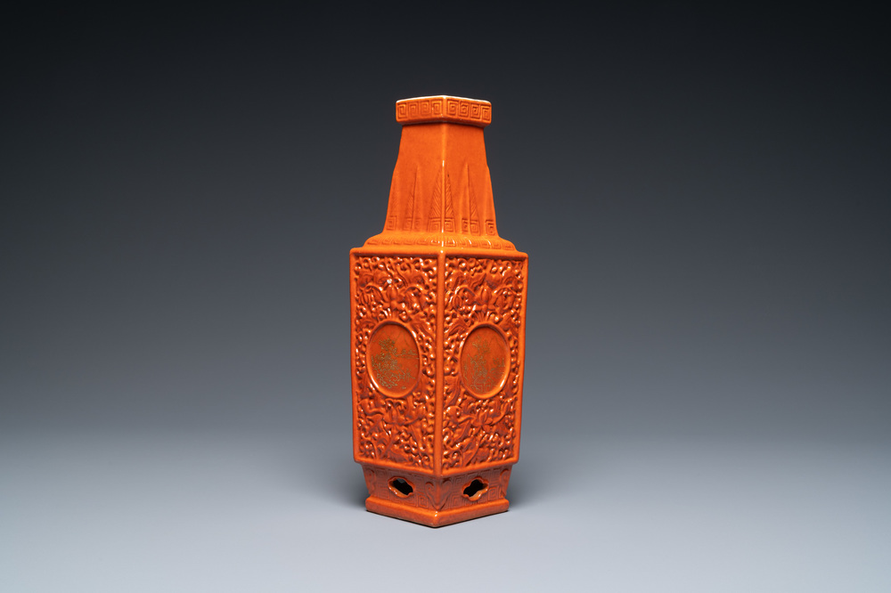 Un vase en porcelaine de Chine rouge de corail monochrome, 19/20&egrave;me
