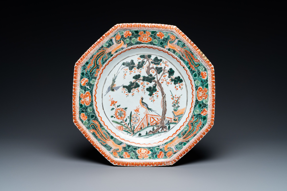 Un plat de forme octagonale en porcelaine de Chine famille verte, Kangxi