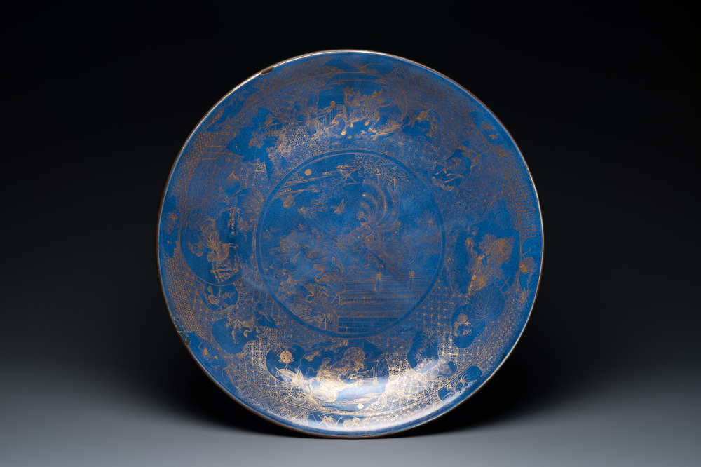 Een grote Chinese poederblauwe schotel met verguld decor, Kangxi