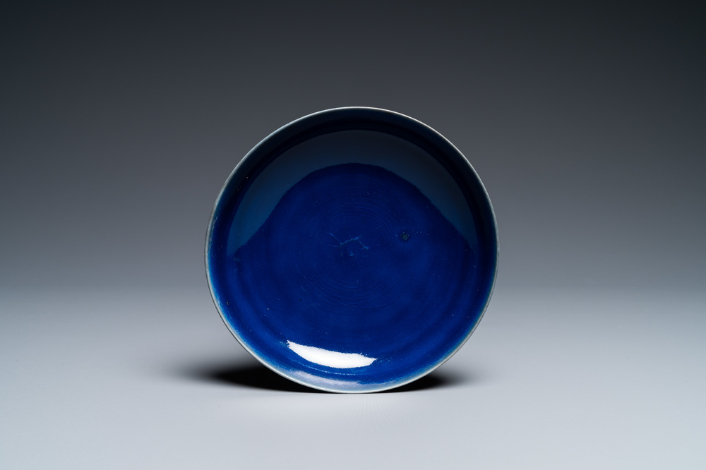 Een Chinese monochrome blauwe schotel, Qianlong merk en periode