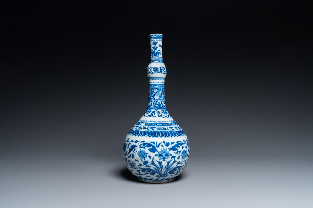 Een Chinese blauw-witte flesvormige vaas in Transitie-stijl, Kangxi