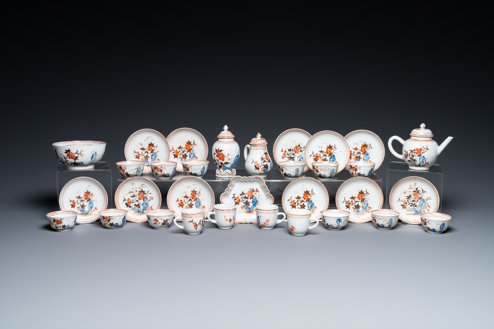 Un service &agrave; th&eacute; miniature de 32 pi&egrave;ces en porcelaine de Chine en bleu, blanc et rouge de fer, Qianlong