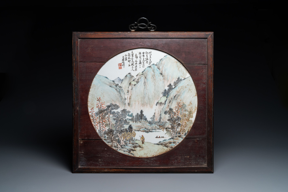 Een ronde Chinese qianjiang cai plaquette met een landschap, gesign. Wang Shao Wei, 19e eeuw