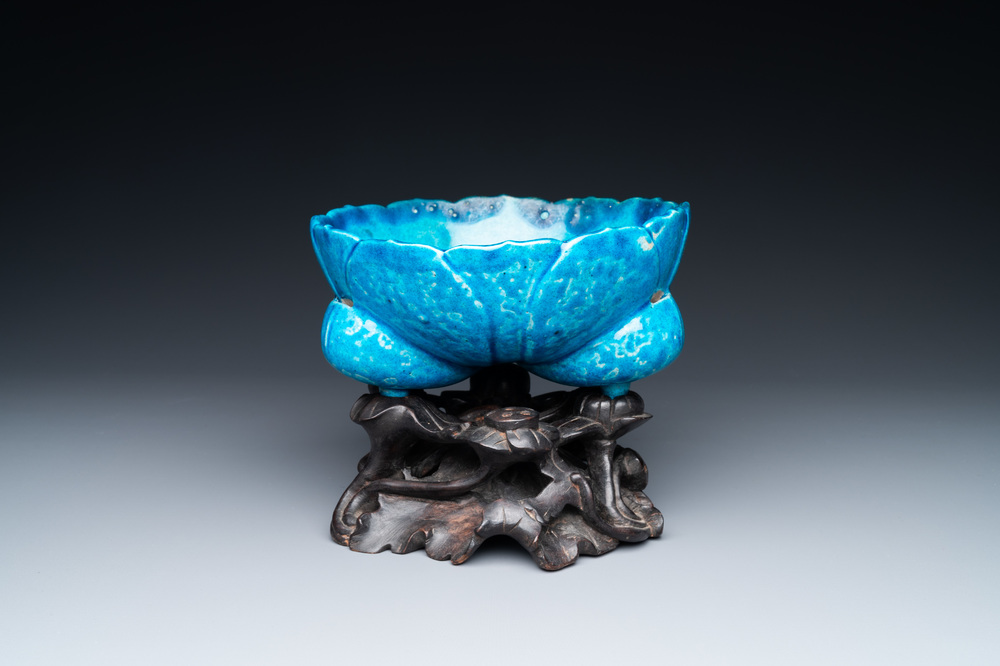 Un bol tripod en porcelaine de Chine turquoise monochrome en forme de fleur sur socle en bois, 19/20&egrave;me