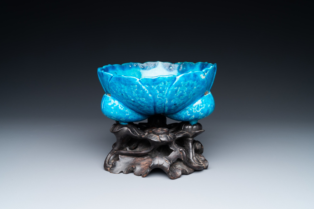 A Chinese monochrome turquoise-glazed flower-shaped tripod bowl on carved wooden stand, 19/20th C.