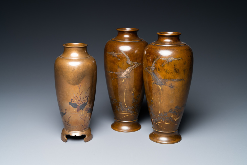 Trois vases en bronze incrust&eacute; d'argent et de cuivre, Japon, Meiji, 19&egrave;me
