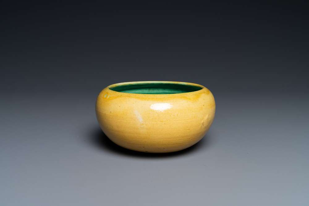 Un bol &agrave; offrandes en porcelaine de Chine jaune monochrome &agrave; int&eacute;rieur en vert, Kangxi