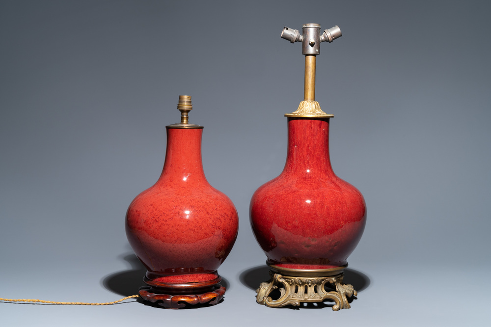 Deux vases de forme bouteille en porcelaine de Chine sang de boeuf monochrome transform&eacute;s en lampe, 19&egrave;me