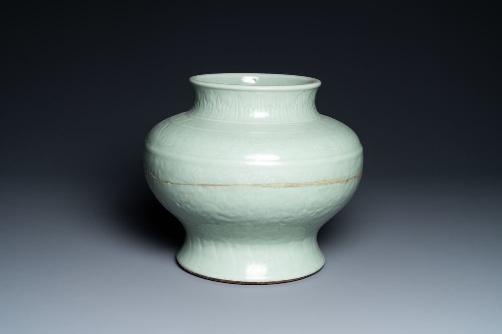 Een Chinese monochrome celadon vaas met onderglazuur floraal decor, Chenghua merk, Kangxi