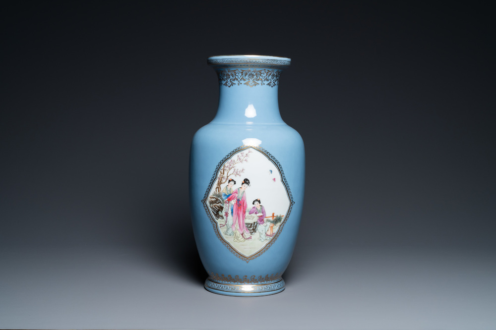 Un vase en porcelaine de Chine famille rose &agrave; fond bleu de lavande, marque de Qianlong, R&eacute;publique