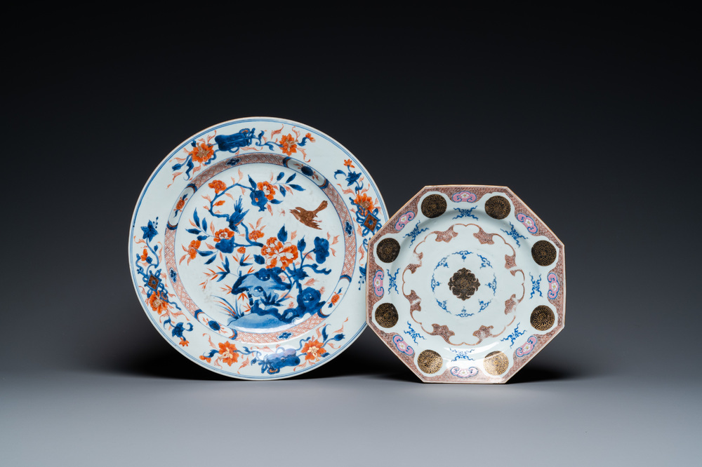 Een Chinese Imari-stijl schotel en een octagonale famille rose schotel, Kangxi/Qianlong