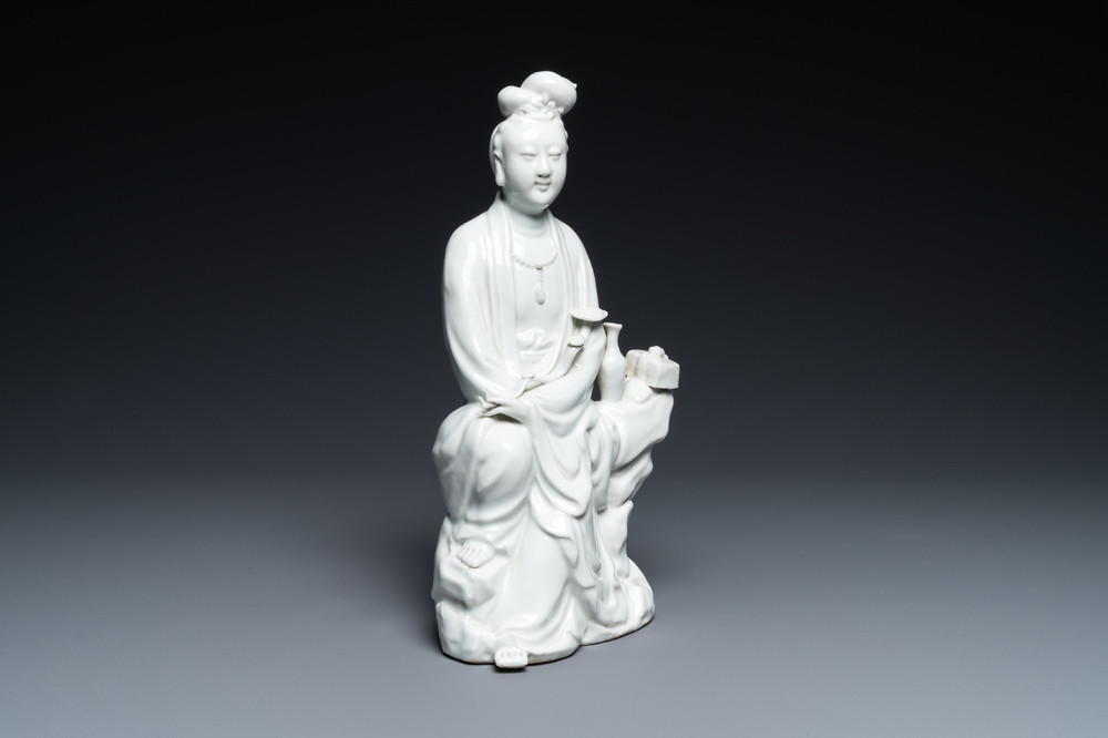 Une figure de Guanyin en porcelaine blanc de Chine, marque en creux, 19/20&egrave;me