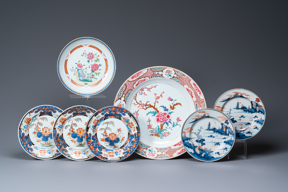 Six assiettes et un plat en porcelaine de Chine famille rose, verte et de style Imari, Kangxi/Qianlong