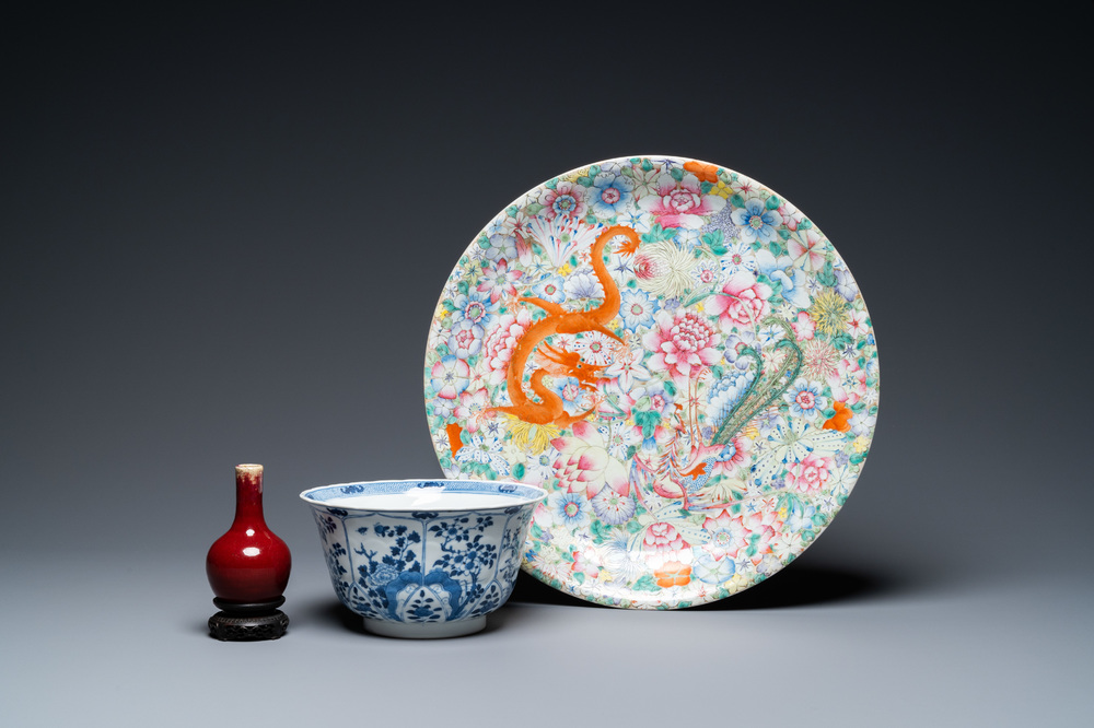 Un plat en porcelaine de Chine famille rose, un bol en bleu et blanc et un vase en sang de boeuf, 19/20&egrave;me