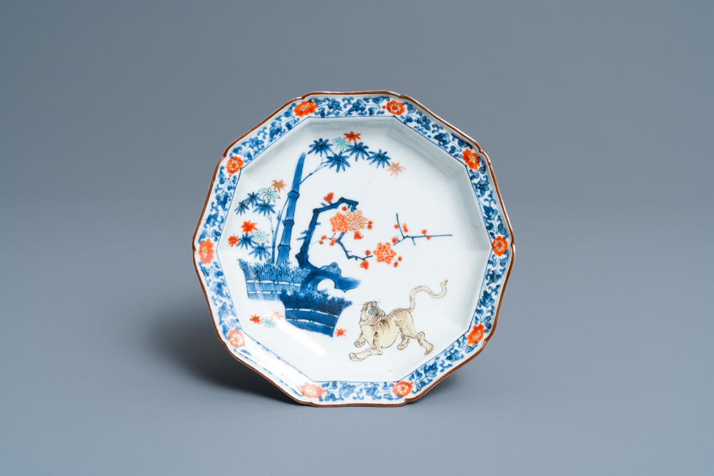 Une coupe en porcelaine Hizen de Japon de style Kakiemon &agrave; d&eacute;cor d'un tigre, Edo, 17&egrave;me
