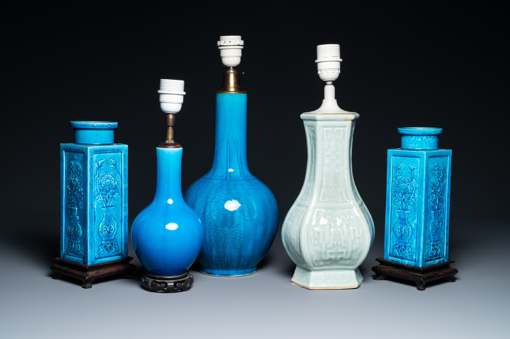 Quatre vases en porcelaine de Chine turquoise monochrome et un en c&eacute;ladon, 19/20&egrave;me