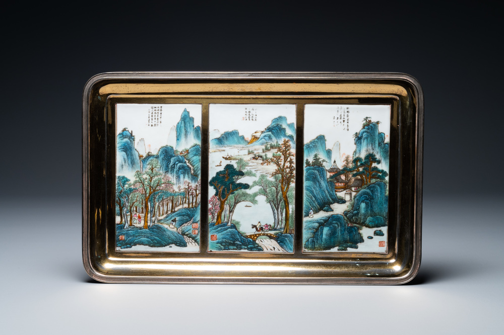 Trois plaques en porcelaine de Chine qianjiang cai mont&eacute; dans un plateu en argent dor&eacute; marqu&eacute; Wolfers, R&eacute;publique