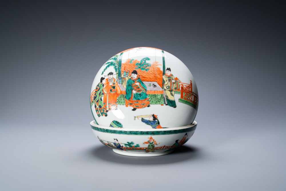 Une bo&icirc;te couverte en porcelaine de Chine famille verte, 19/20&egrave;me