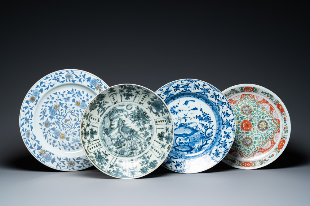 Drie Chinese blauw-witte schotels en &eacute;&eacute;n in famille verte, Ming, Kangxi en Qianlong