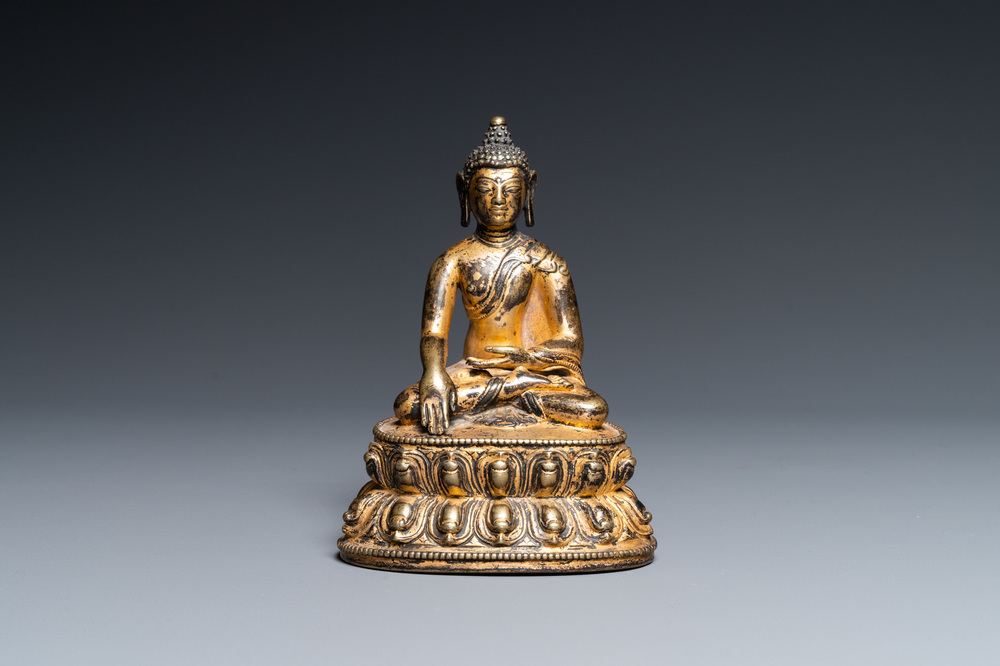 Een Sino-Tibetaanse vergulde bronzen figuur van Boeddha Shakyamuni, 17e eeuw