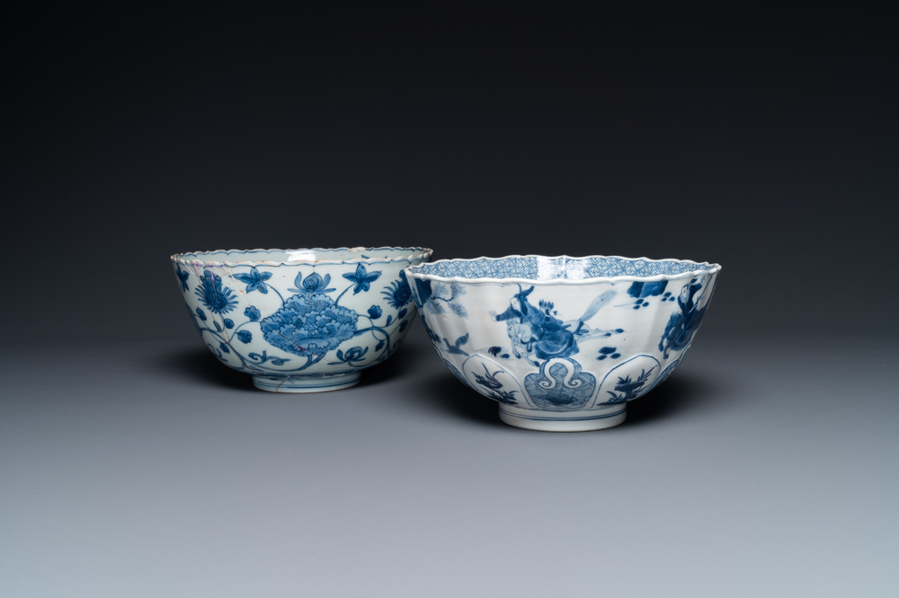 Twee Chinese blauw-witte kommen, Kangxi en Wanli