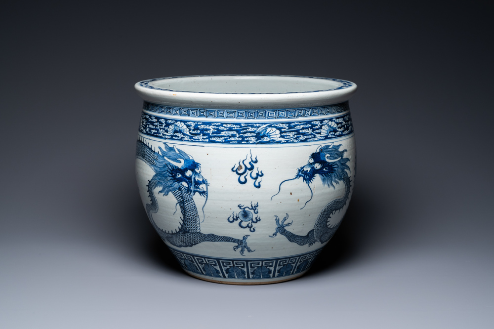 Een Chinese blauw-witte 'draken' viskom, Qianlong/Jiaqing