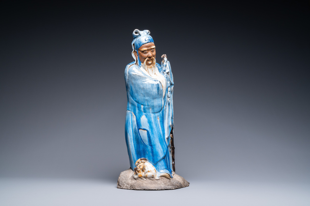 Een grote Chinese blauw-geglazuurde Shiwan aardewerken figuur van een onsterfelijke, 19e eeuw