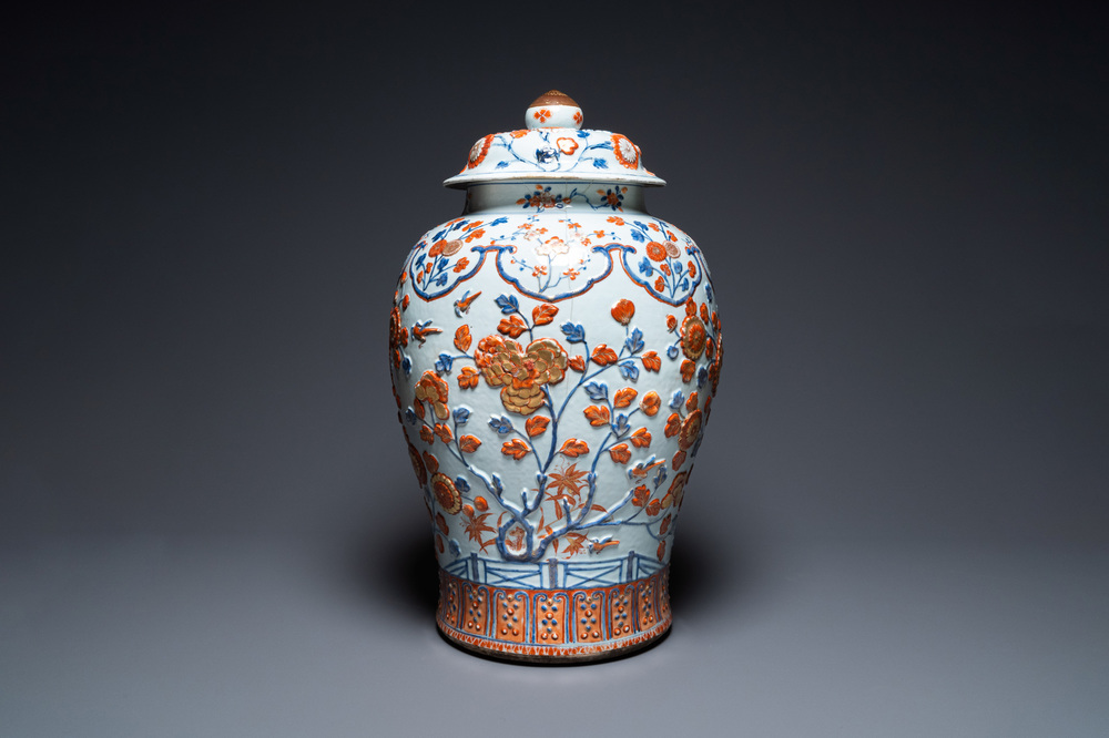 Un tr&egrave;s grand vase couvert en porcelaine de Chine de style Imari &agrave; d&eacute;cor floral appliqu&eacute;, Kangxi