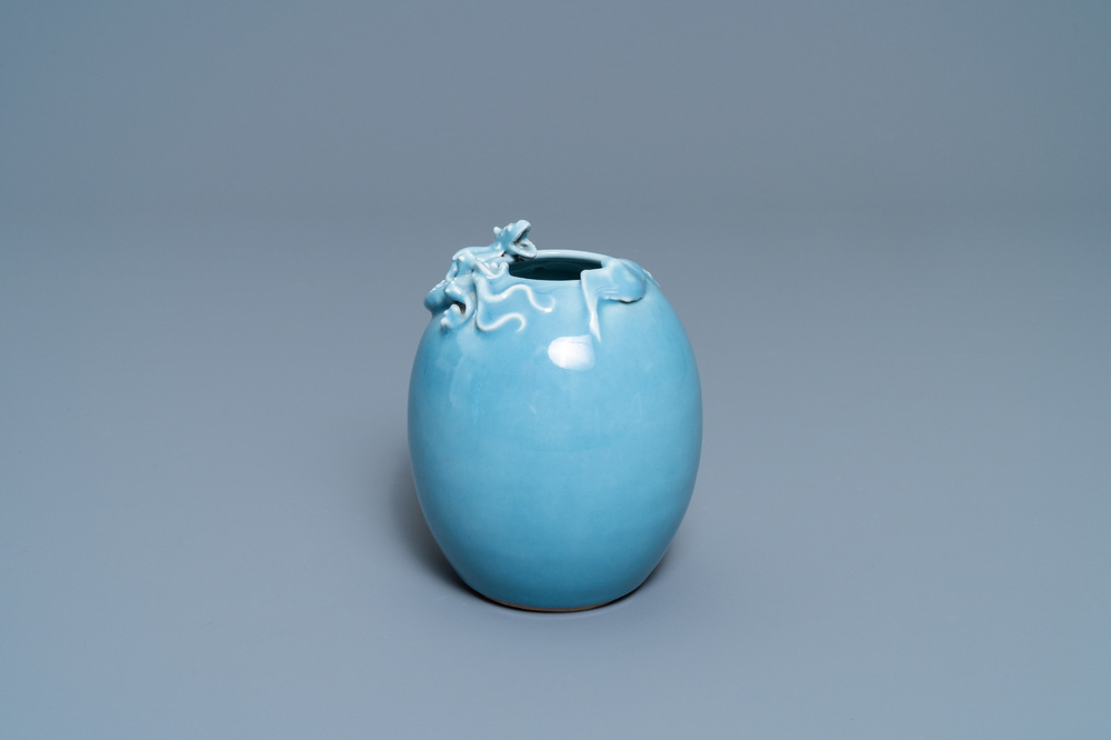 Un lave-pinceaux en porcelaine de Chine bleu de lavande monochrome, marque de Yongzheng, R&eacute;publique