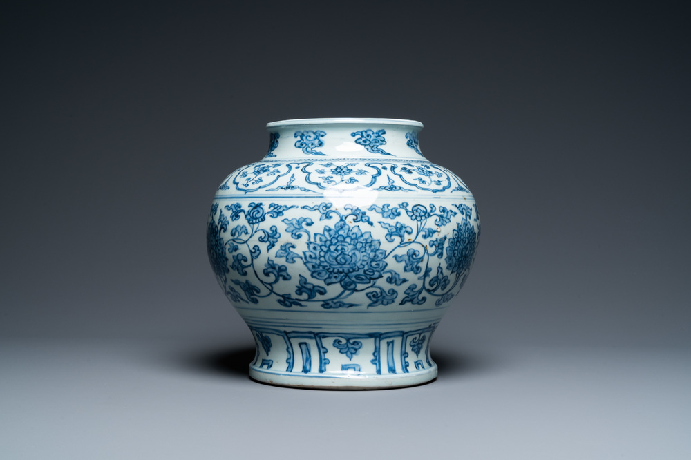 Een Chinese blauw-witte vaas met lotusslingers, Hongzhi