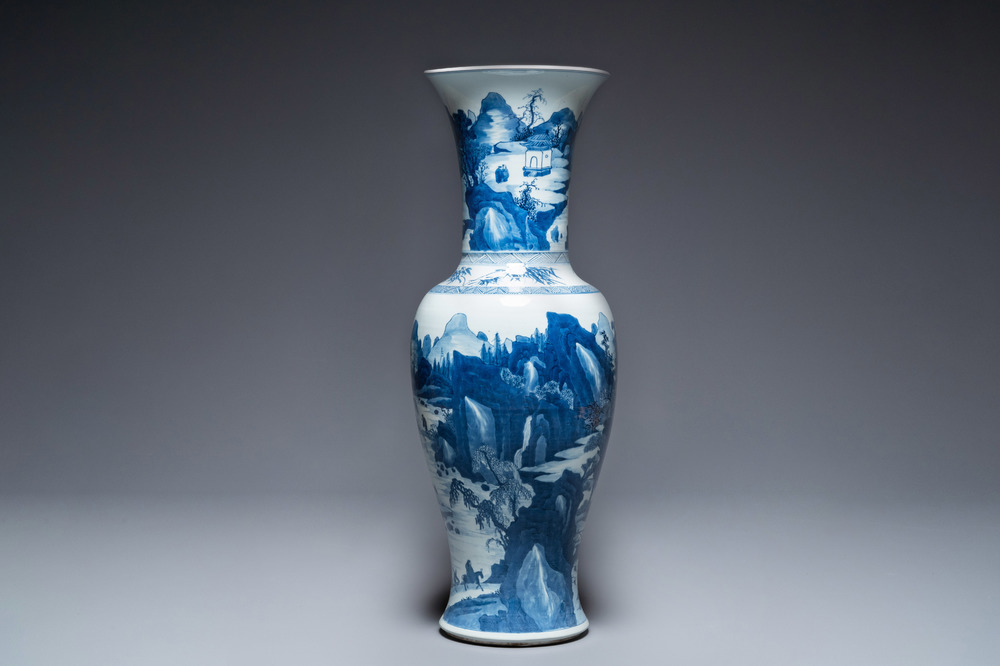 Un grand vase de forme 'yenyen' en porcelaine de Chine en bleu et blanc, Kangxi