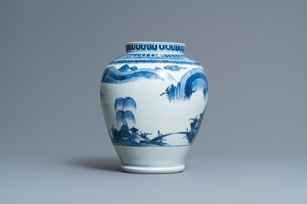 Un vase en porcelaine Arita de Japon en bleu et blanc &agrave; d&eacute;cor d'un paysage, Edo, 17&egrave;me